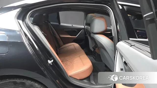 BMW 5 Series (G60) 2023 Черный из Кореи, фото 3