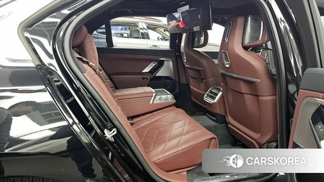 BMW 7 Series (G70) 2023 Черный из Кореи, фото 3