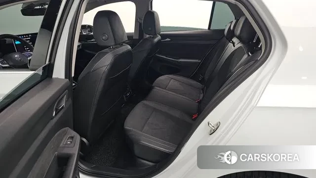 Volkswagen Golf 8th Generation 2025 Белый из Кореи, фото 3