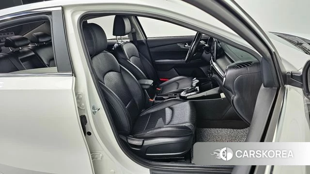 Kia The New K3 2nd generation 2022 Белый из Кореи, фото 3