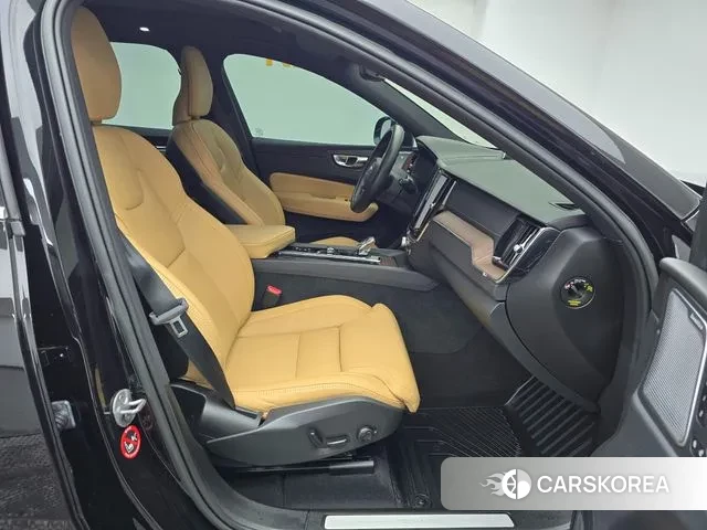 Volvo XC60 second Generation 2023 Черный из Кореи, фото 3