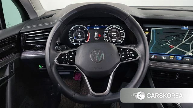 Volkswagen Touareg 3rd generation 2020 Серебряный из Кореи, фото 3