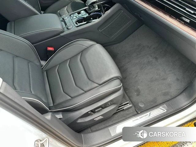 Volkswagen Touareg 3rd generation 2026 Белый из Кореи, фото 3