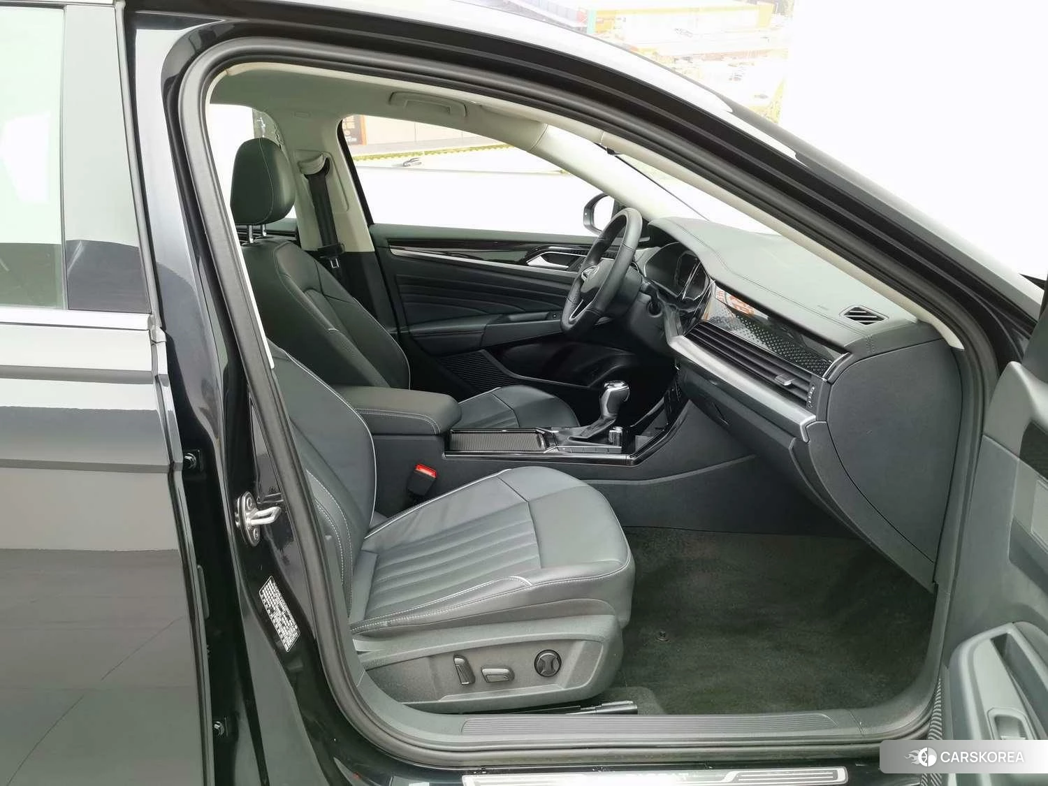 Volkswagen Passat 2022 Черный из Китая, фото 3