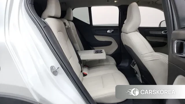 Volvo XC40 2023 Белый из Кореи, фото 3