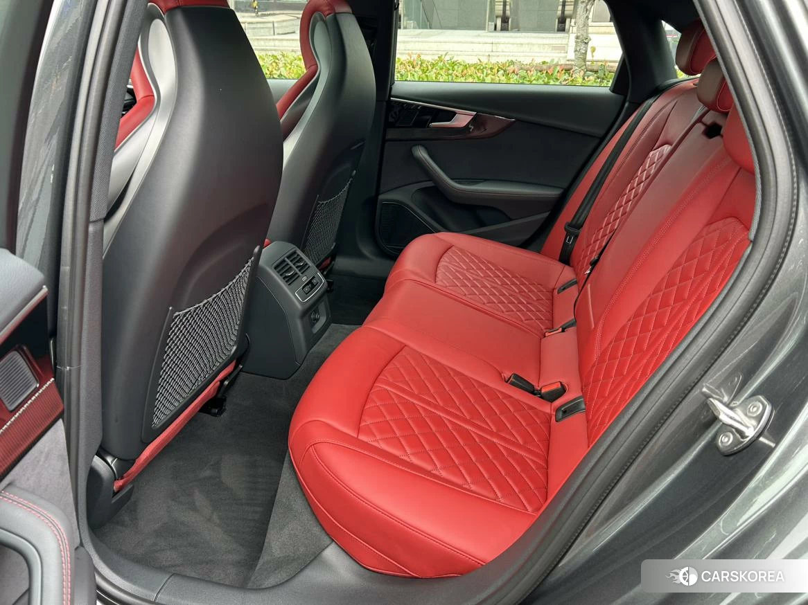 Audi S4 2023 Темно-серый из Китая, фото 3