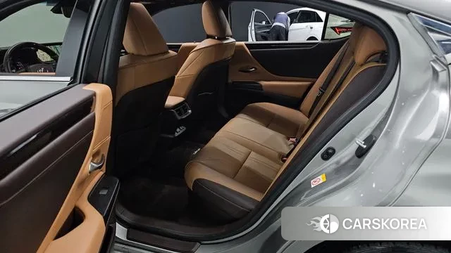 Lexus ES300h 7th generation 2018 Серебряный из Кореи, фото 3