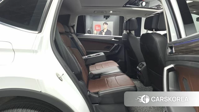 Volkswagen Tiguan Allspace 2023 Белый из Кореи, фото 3