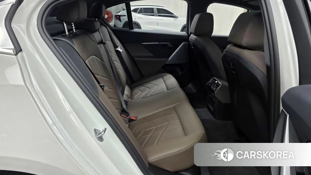 BMW 5 Series (G60) 2023 Белый из Кореи, фото 3