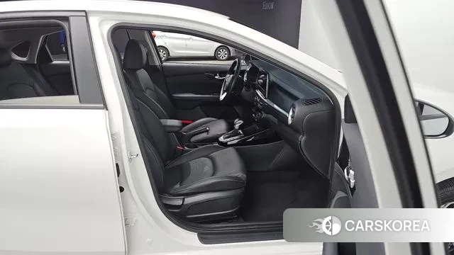 Kia The New K3 2nd generation 2023 Белый из Кореи, фото 3