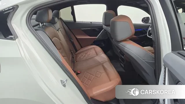 BMW 5 Series (G60) 2025 Белый из Кореи, фото 3