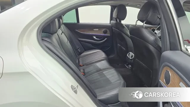 Mercedes-Benz E-Class W213 2018 Белый из Кореи, фото 3