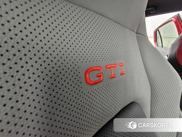 Volkswagen Golf 8th Generation 2026 Красный из Кореи, фото 3