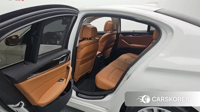 BMW 5 Series (G30) 2023 Белый из Кореи, фото 3