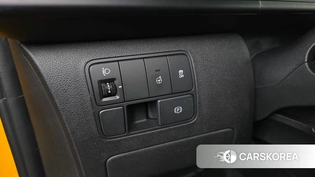 Hyundai Staria 2023 Желтый из Кореи, фото 3