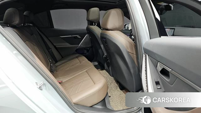 BMW 5 Series (G60) 2025 Светло-серебряный цвет из Кореи, фото 3