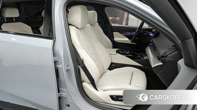 BMW 5 Series (G60) 2025 Серебристо-серый из Кореи, фото 3