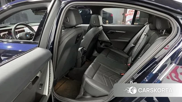 BMW 5 Series (G60) 2024 Черный из Кореи, фото 3