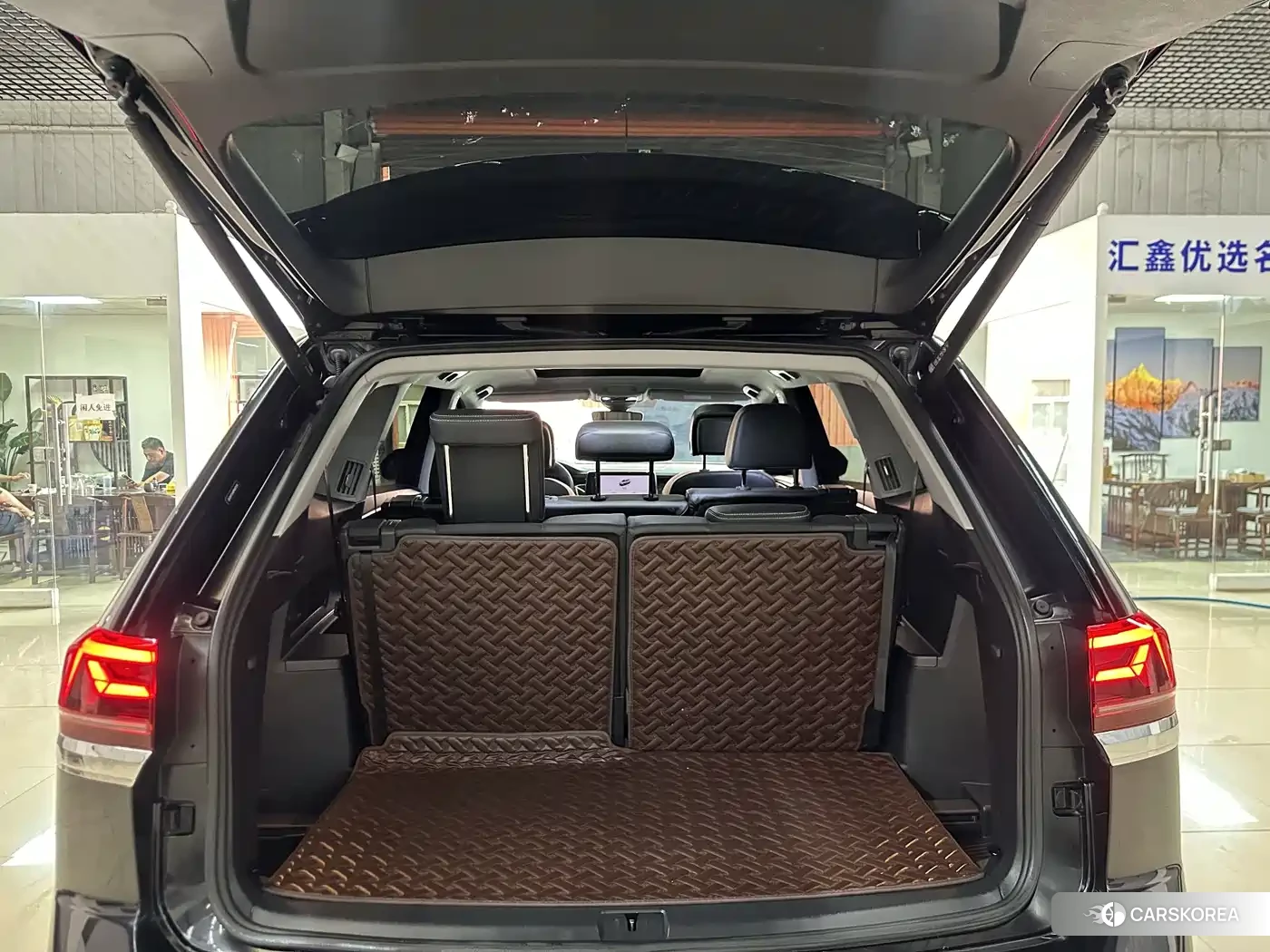Volkswagen Touareg 2023 Черный из Китая, фото 3