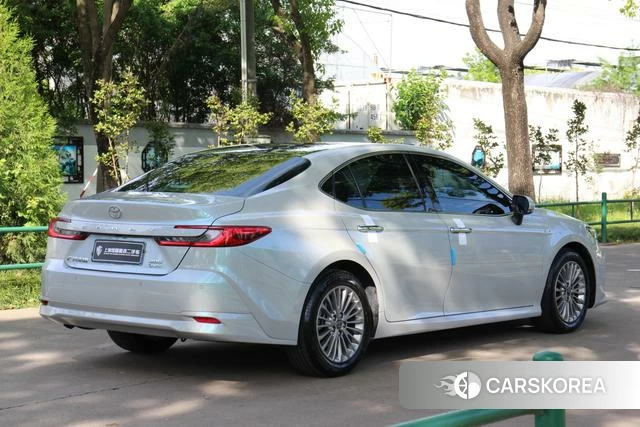 Toyota Camry 2024 Серебристо-серый из Китая, фото 3