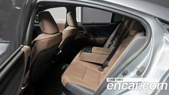 Lexus ES300h 7th generation 2023 Серебряный из Кореи, фото 3