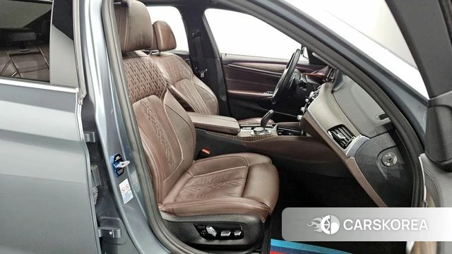 BMW 5 Series (G30) 2018 Серебристо-серый из Кореи, фото 3