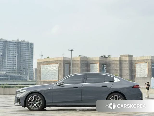 BMW i5 2025 Темно-серый из Китая, фото 3