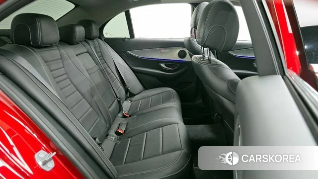 Mercedes-Benz E-Class W213 2018 Красный из Кореи, фото 3