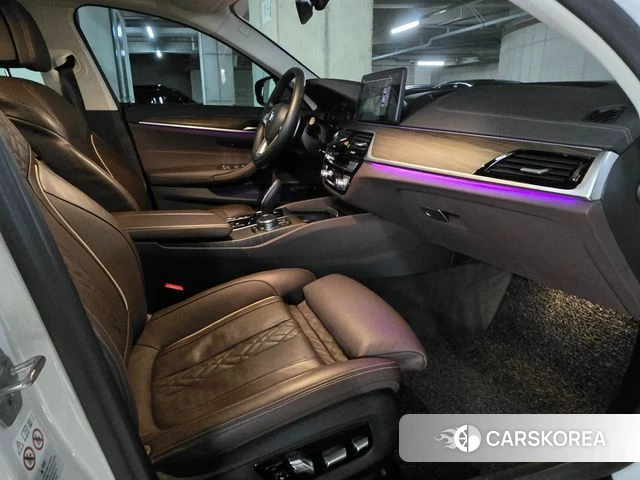 BMW 5 Series (G30) 2023 Белый из Кореи, фото 3