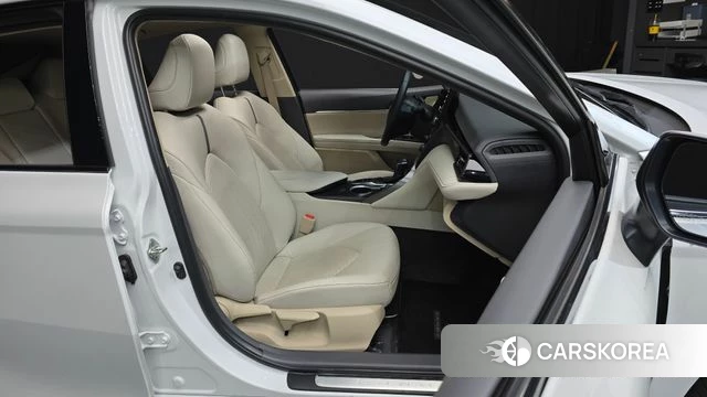 Toyota Camry (XV70) 2023 Белый из Кореи, фото 3