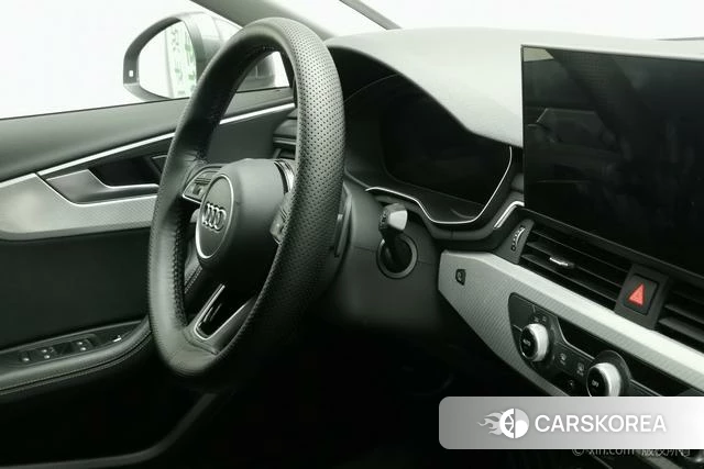 Audi A4L 2021 Темно-серый из Китая, фото 3