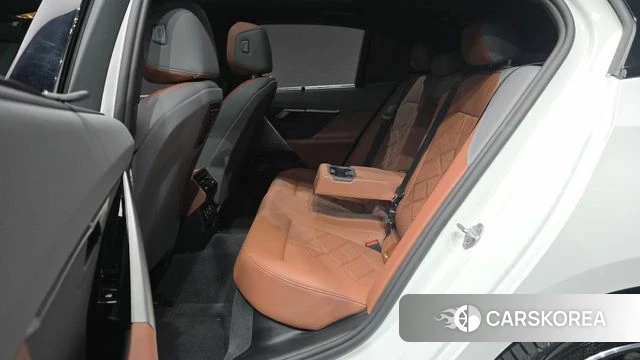 BMW 5 Series (G60) 2025 Белый из Кореи, фото 3