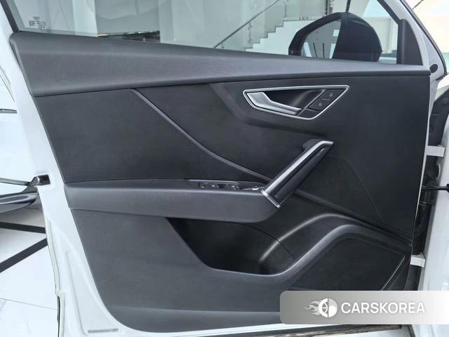Audi Q2L 2021 Темно-серый из Китая, фото 3