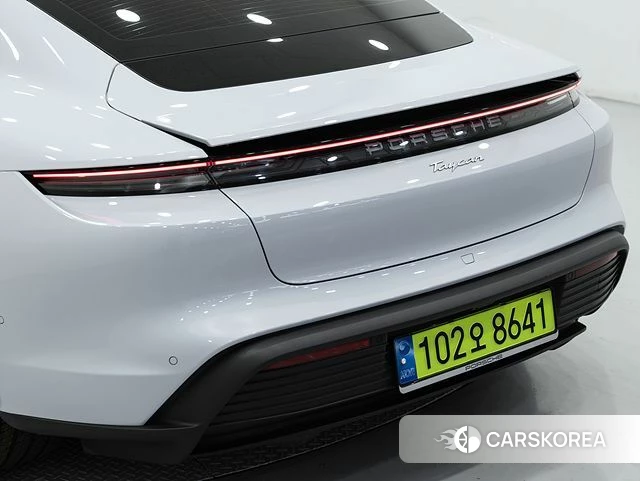 Porsche Taycan 2024 Светло-серебряный цвет из Кореи, фото 3