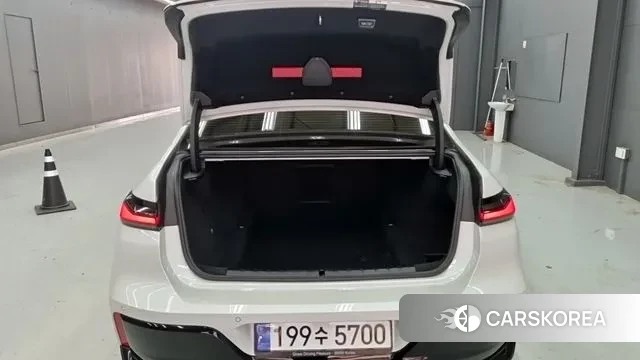 BMW 7 Series (G70) 2023 Белый из Кореи, фото 3