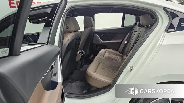 BMW 5 Series (G60) 2024 Белый из Кореи, фото 3