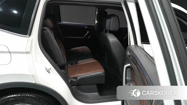 Volkswagen Tiguan Allspace 2023 Белый из Кореи, фото 3
