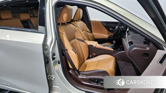 Lexus ES300h 7th generation 2019 Песочный из Кореи, фото 3