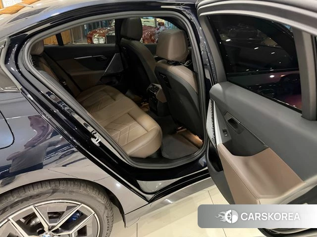 BMW 5 Series (G60) 2025 Черный из Кореи, фото 3