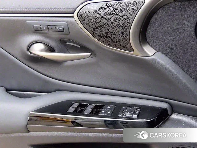 Lexus ES300h 7th generation 2023 Белый из Кореи, фото 3