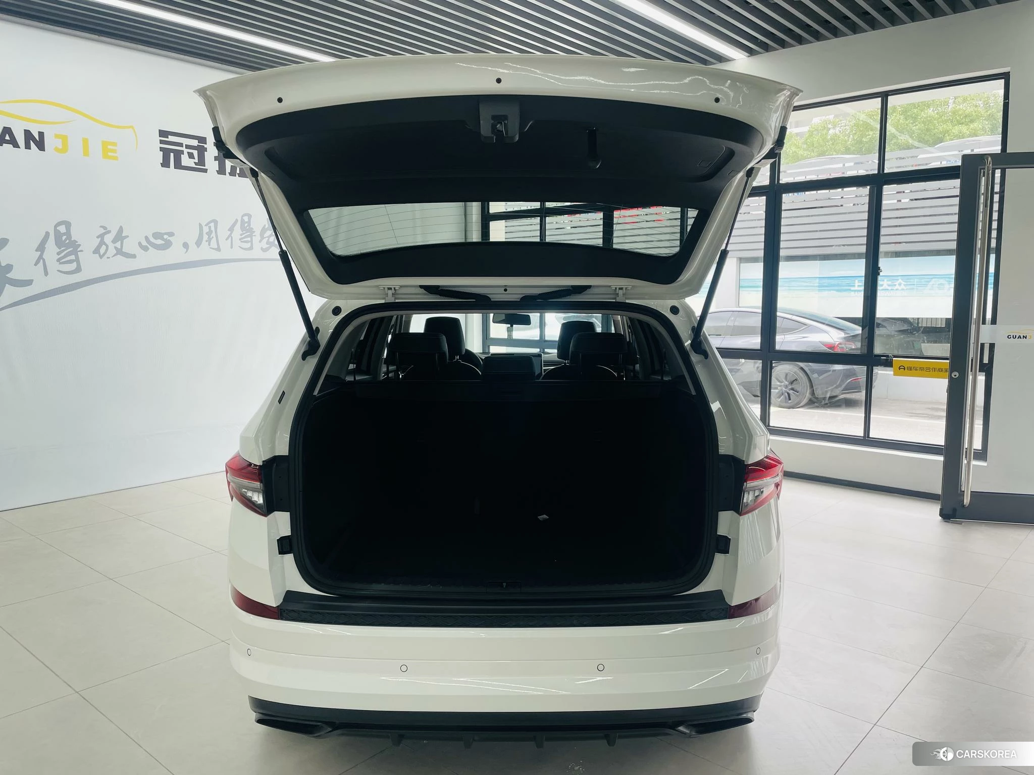 Skoda Kodiak 2023 Белый из Китая, фото 3