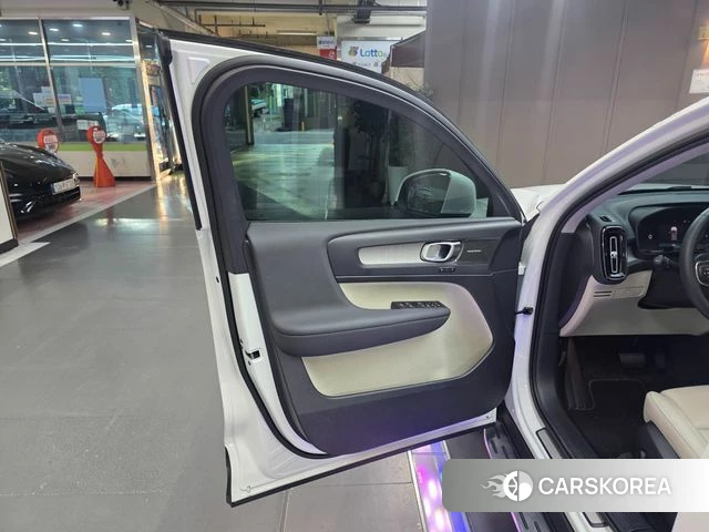 Volvo XC40 2024 Белый из Кореи, фото 3