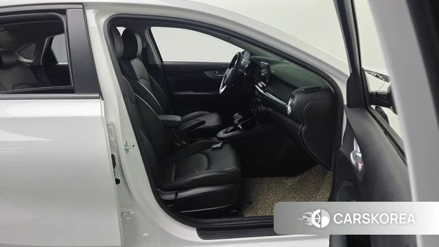 Kia The New K3 2nd generation 2023 Белый из Кореи, фото 3