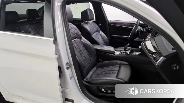 BMW 5 Series (G30) 2018 Белый из Кореи, фото 3