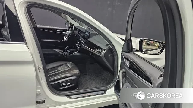 BMW 5 Series (G30) 2018 Белый из Кореи, фото 3