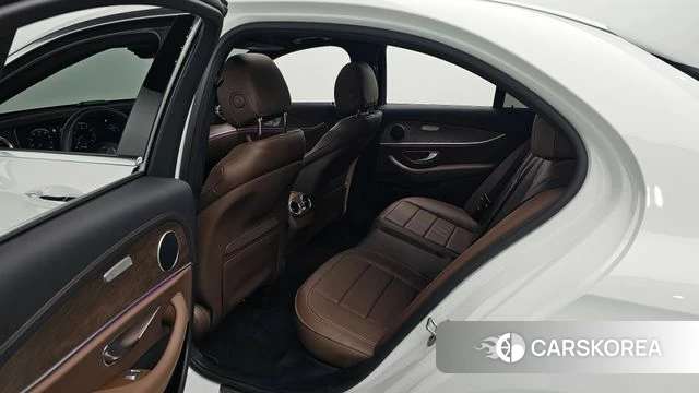 Mercedes-Benz E-Class W213 2023 Белый из Кореи, фото 3