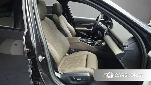 BMW 5 Series (G60) 2025 Серый из Кореи, фото 3