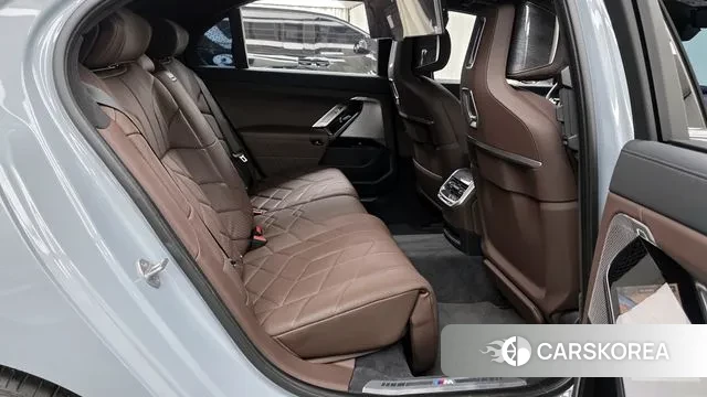 BMW 7 Series (G70) 2023 Серебристо-серый из Кореи, фото 3