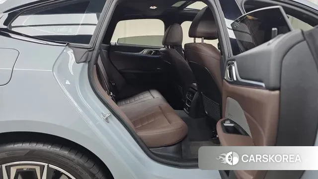 BMW 4 Series (G22) 2024 Цвет галактики из Кореи, фото 3