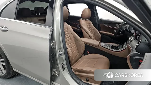 Mercedes-Benz E-Class W213 2022 Серебряный из Кореи, фото 3